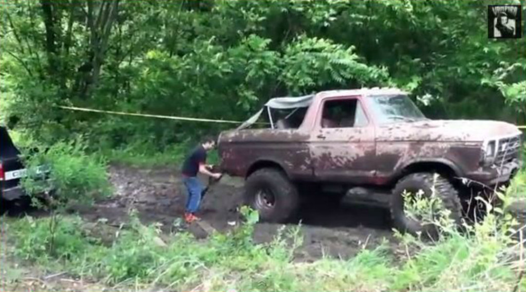 1979 Ford Bronco Pulls Chevy from the Mud