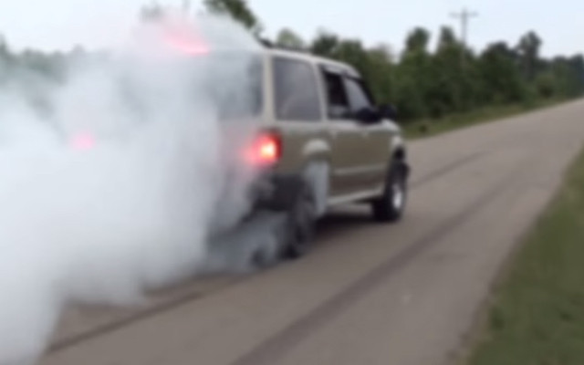 TIRE SMOKIN’ Ford Explorer Smokes a Donut Until It Pops!