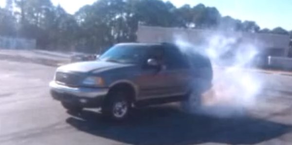 TIRE SMOKIN’ Ford Expedition Roasts the Rear Tires