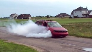 TIRE SMOKIN’ TUESDAY Ford Windstar Does an Amazing Burnout, Seriously!
