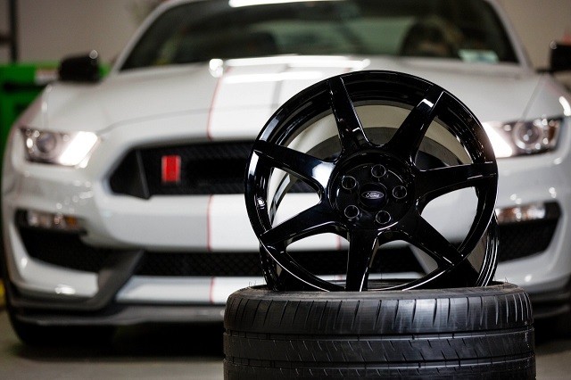 Carbon Fiber Wheels Will Make the Shelby GT350R Mustang Light on Its Hooves