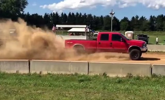 TRUCK PULLIN’ Ford Super Duty Throwing Dirt