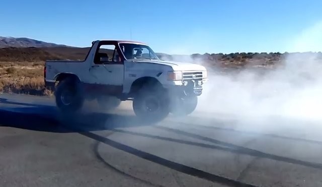TIRE SMOKIN’ Ford Bronco Roasts Some 37s