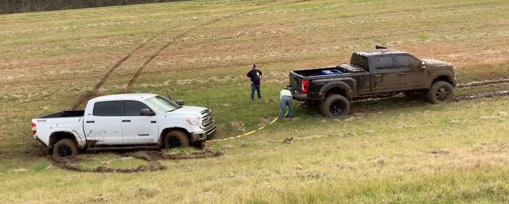 Ford F-350 Pulls Toyota Tundra in Mud